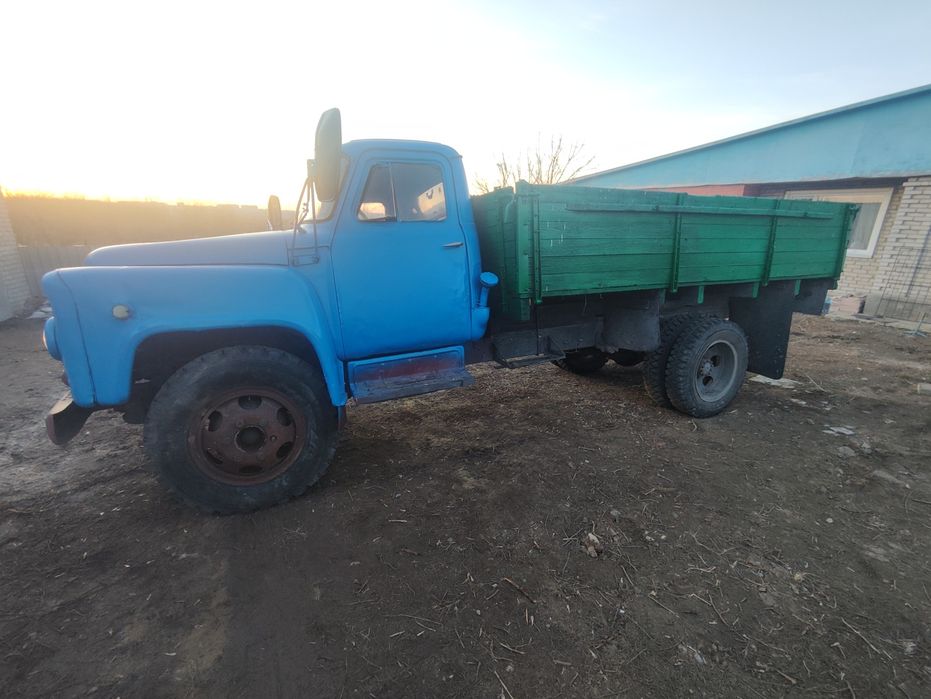 Газон бортовой на ходу.