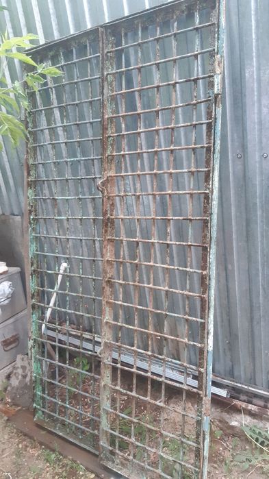 Двери железные,двустворчатая