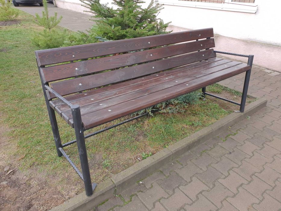 Mobilier din lemn masiv.