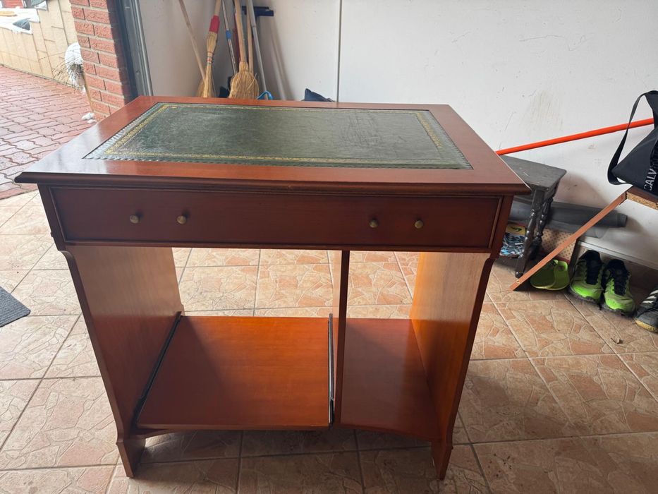 Vand birou din lemn masiv.