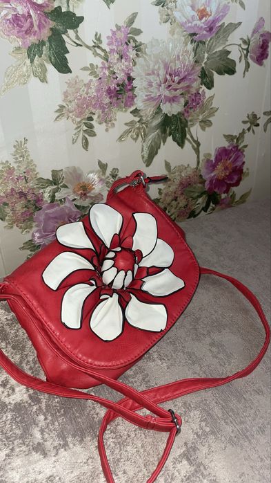 Червена чанта от естествена кожа