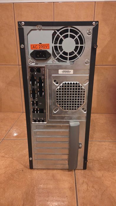 Vand carcasa PC cu power supply si DVD drive inclus