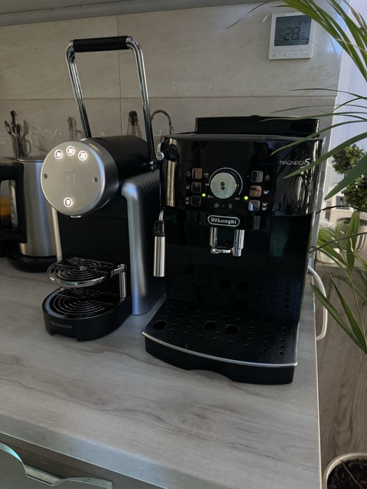 Vand espressoare de cafea NESPRESSO si DeLonghi