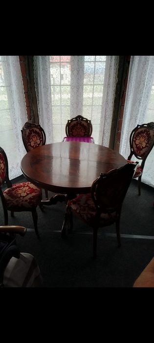 Vând masa rotunda cu patru scaune