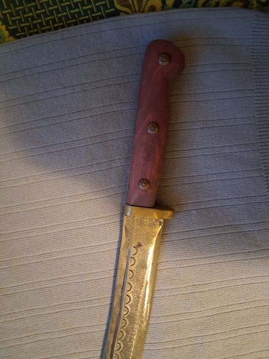 Продавам наж голям