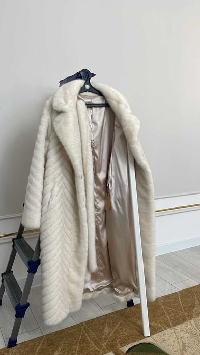 Продам женскую светлую шубу