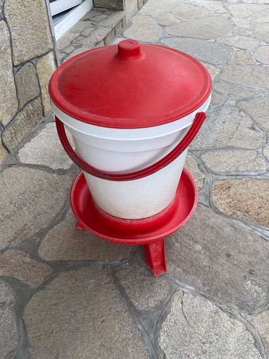 Поилка и хранилни за кокошки