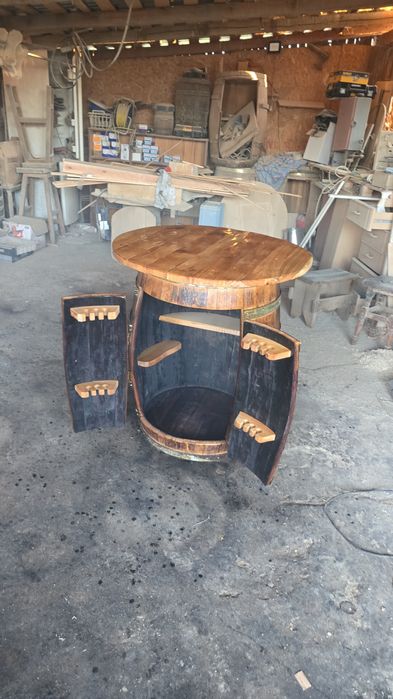 Butoi tip bar cu uși de vizitare