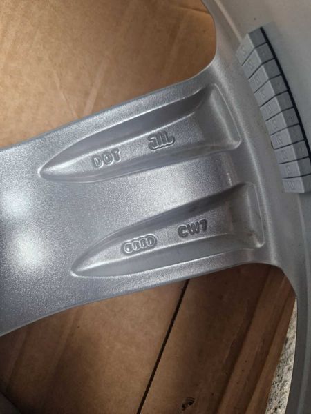 Audi A6 R20
4KE 601 025 6 S
4 бр. оригинални джанти