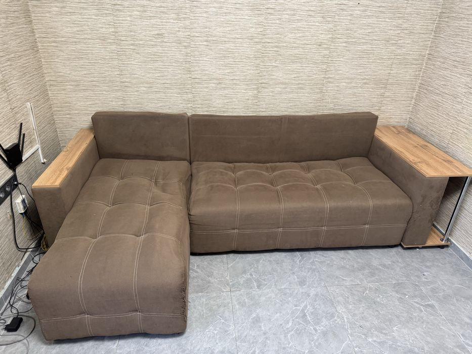 Продам диван угловой со столиком