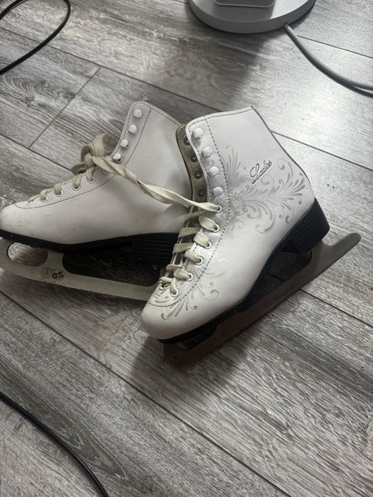 Коньки и лыжные ботинки