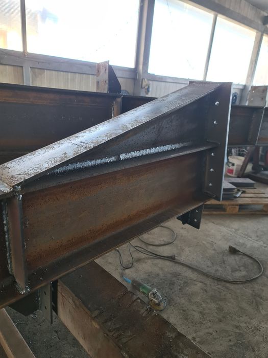 Vând structura metalica