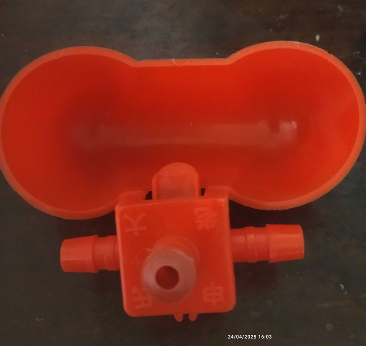 Продавам поилки и хранилки за пилета,кокошки и д-р.