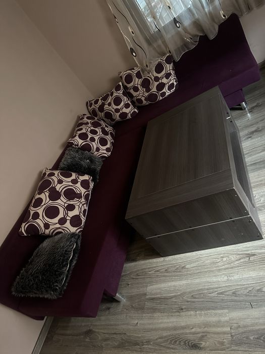 Диван и кожена маса