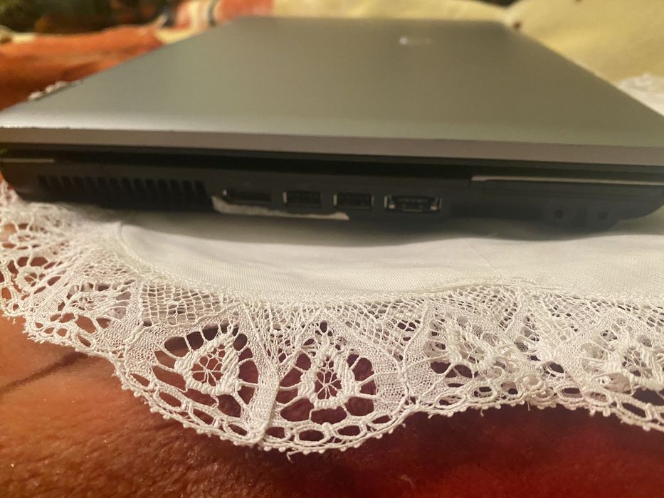 Продавам лаптоп hp без зарядно