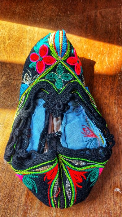 Бродирани родопски терлици