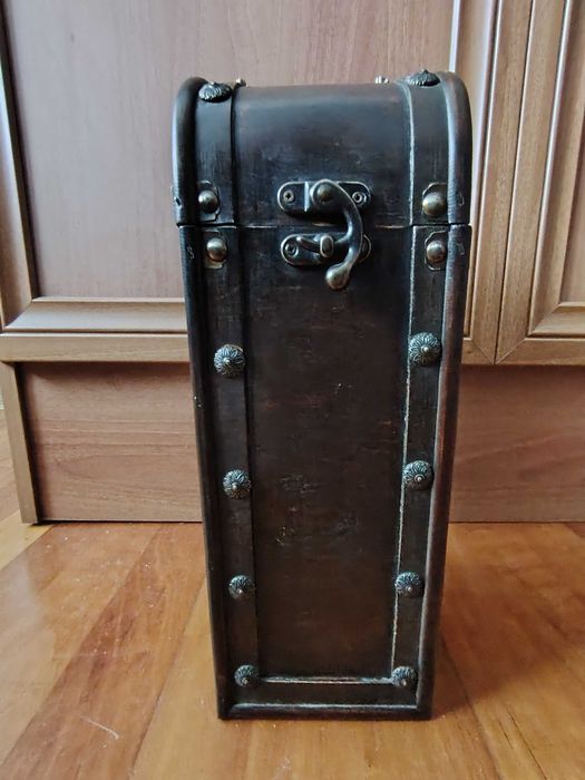 Ретро дървена кутия за бутилка вино или уиски