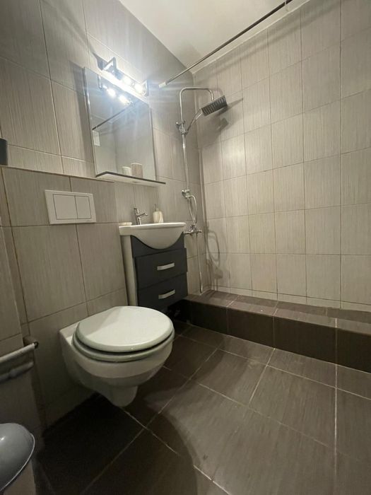 Inchiriez apartament 3 camere decomandat  zona Palas