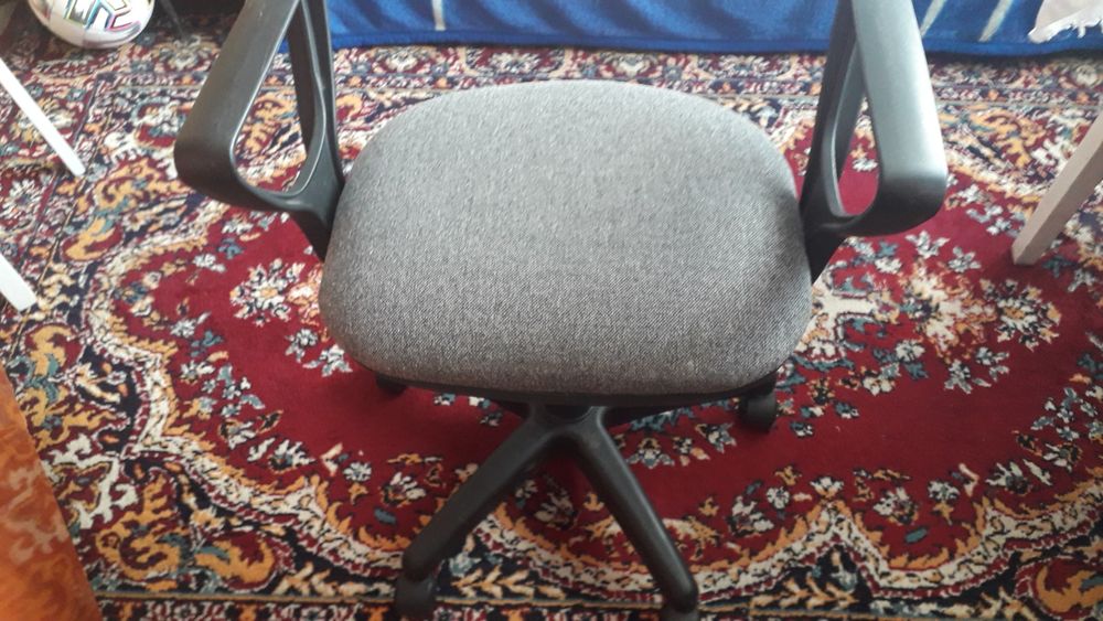 Компьютерное кресло без спинки