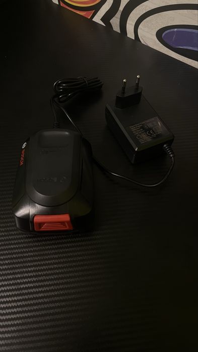 Батерия със зарядно бош чисто нови