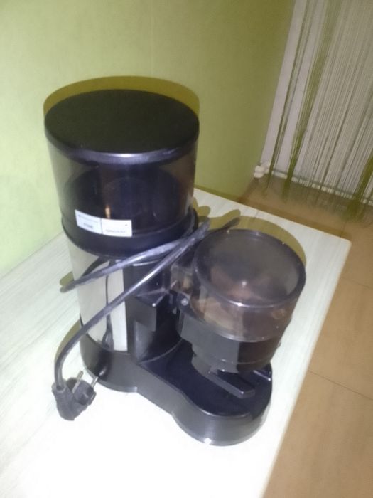 Vând râșniță cafea la pavoni joli