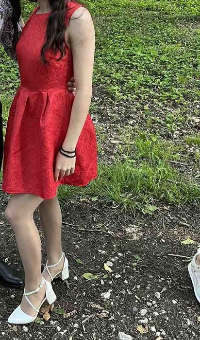 Продавам червена рокля