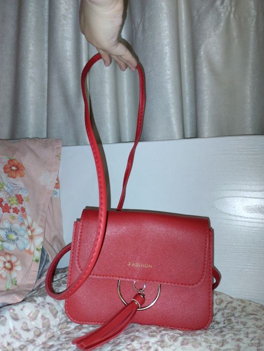 Продаю красную сумку