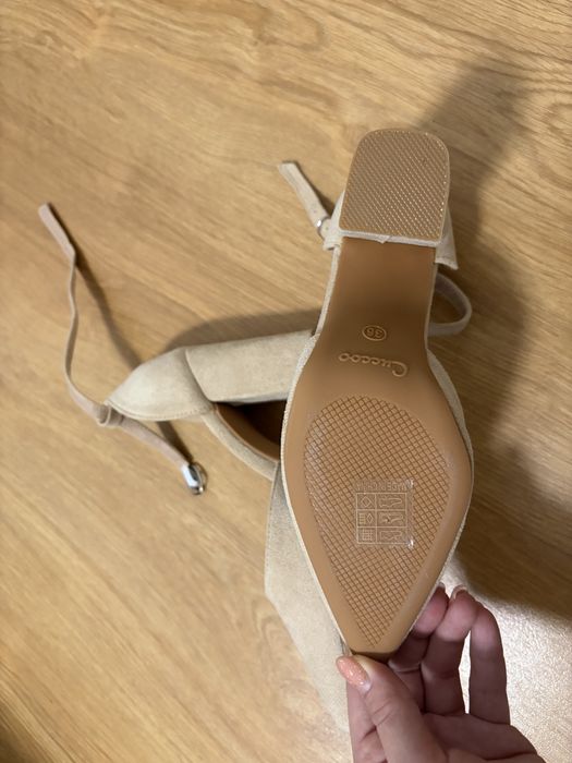 Елегантни бежови дамски обувки