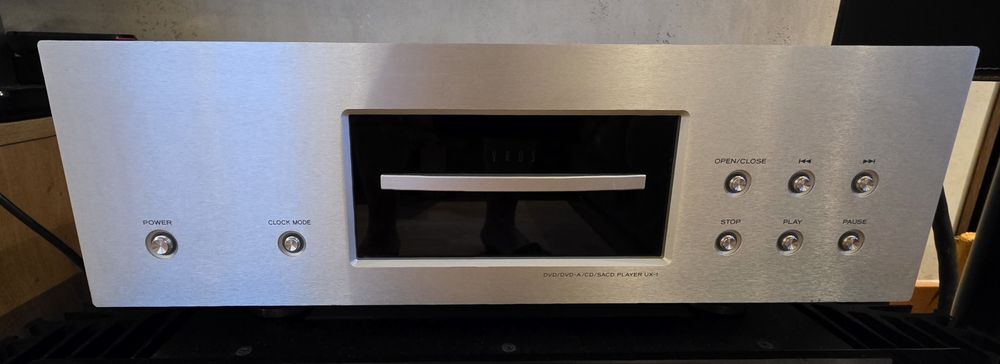 Esoteric UX-1 – High-End Universal SACD/CD/DVD-A Player