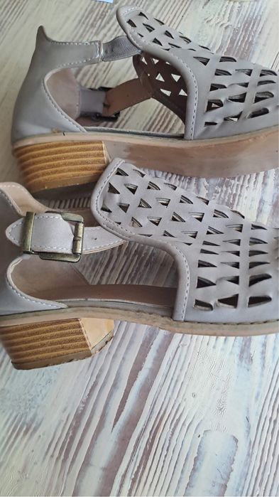 Sandale marimea 39 + CADOU