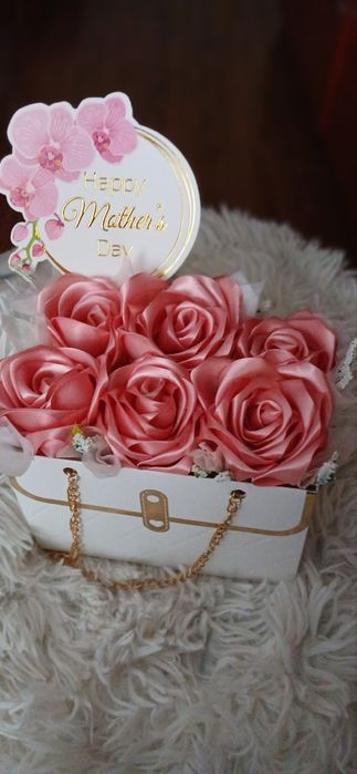 Сатенени рози и фоамени