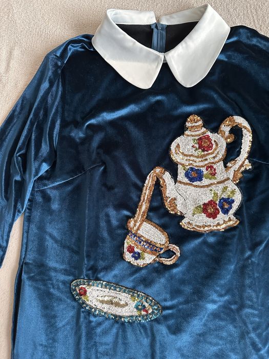 Рокля от тъмно синьо кадифе, с ефектен акцент от синци