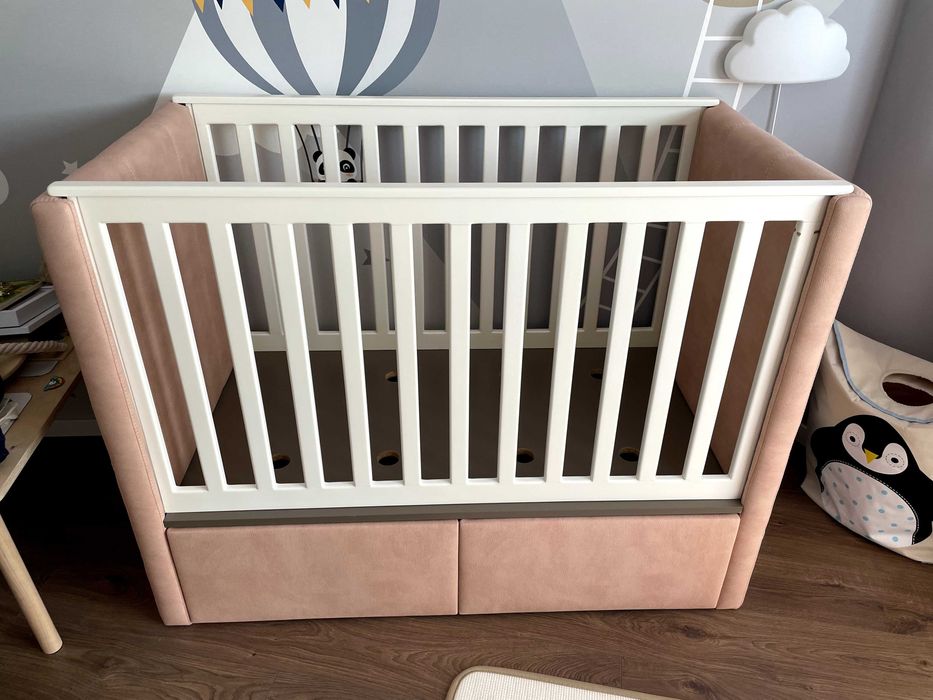 Луксозна дървена бебешка кошара с чекмеджета – розова