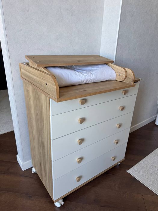 Продаю пеленальный столик.