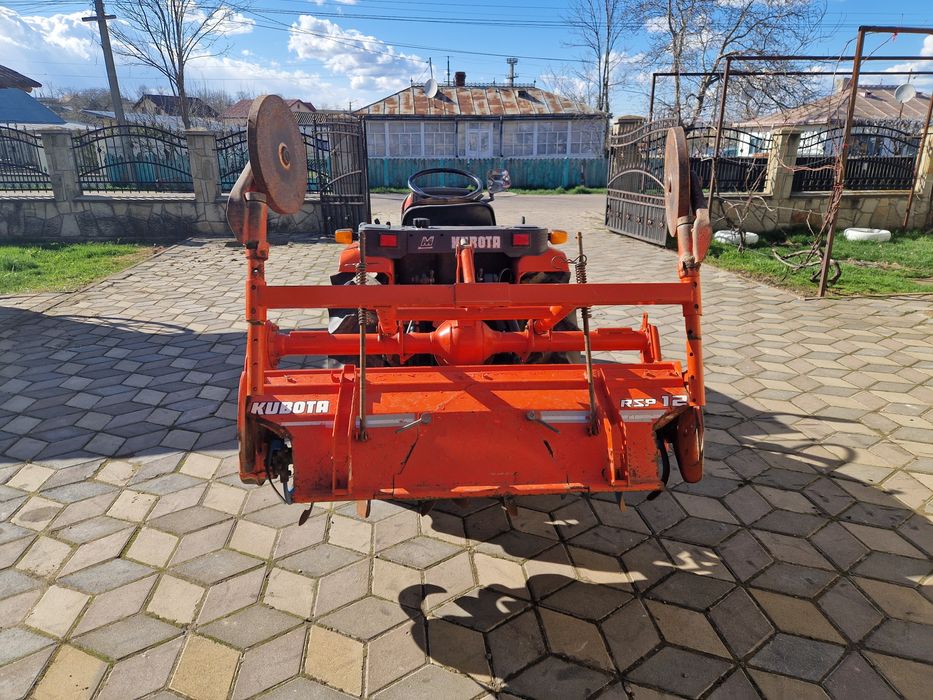 Tractor Kubota cu freză