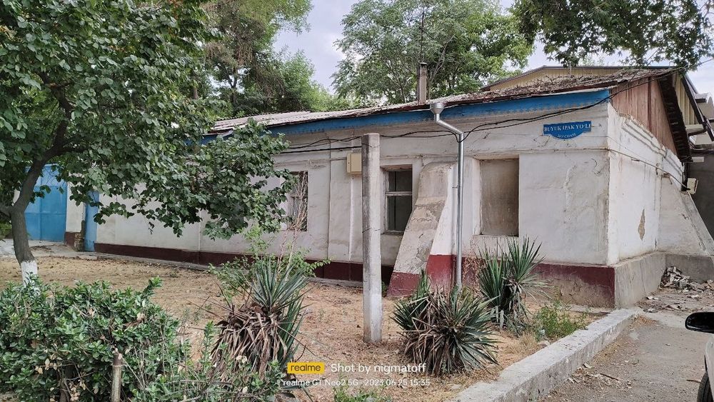 Угловой дом на главной дороге. Йўл юзида бурчақдаги уй