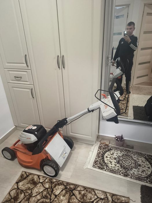 Masina de tuns iarba still