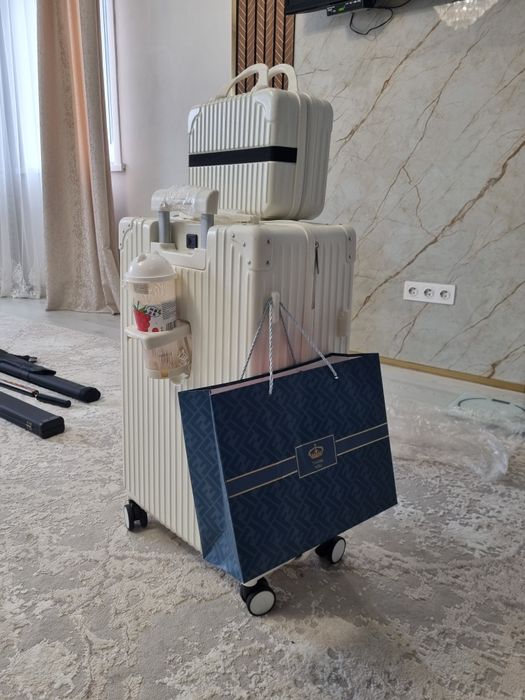 Чемодан дорожный