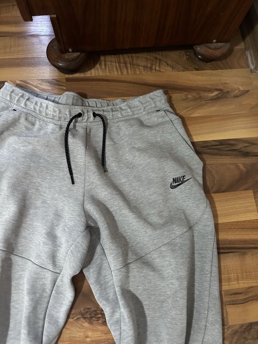 Vand Pantaloni Nike Tech