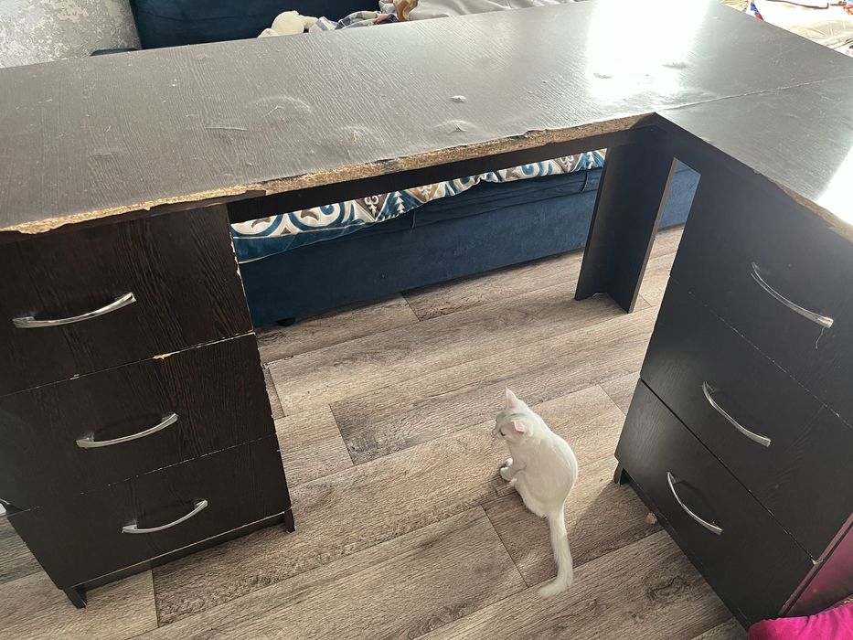 Письменный стол.