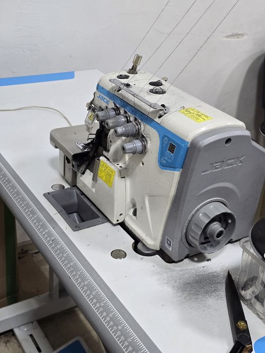 Продам оверлок jack e4