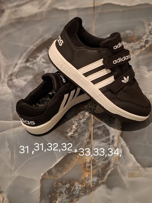 Adidași de vânzare, lichidare de stoc