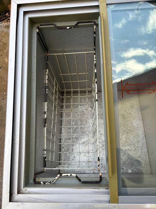Vitrină frigorifică – 85L, stare foarte bună
