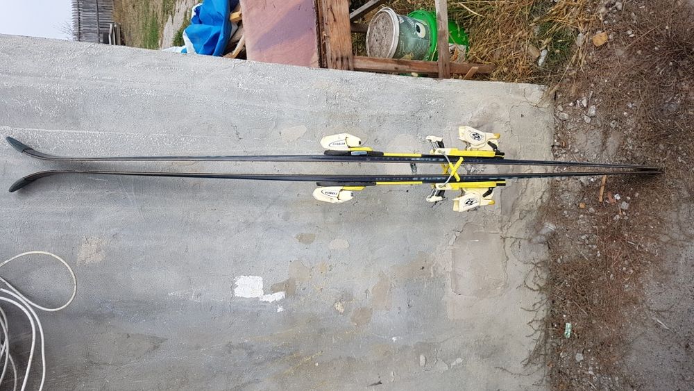 Vind 2 perechi de schiuri si clapari