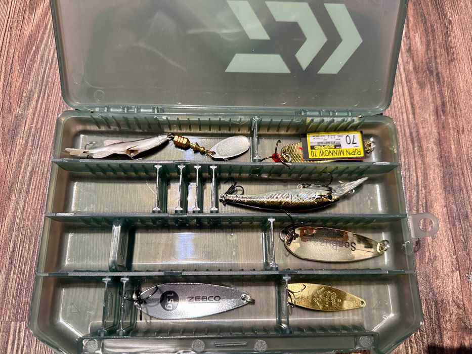 Лот от чисто нови риболовни принадлежности/въдици/макари/примамки