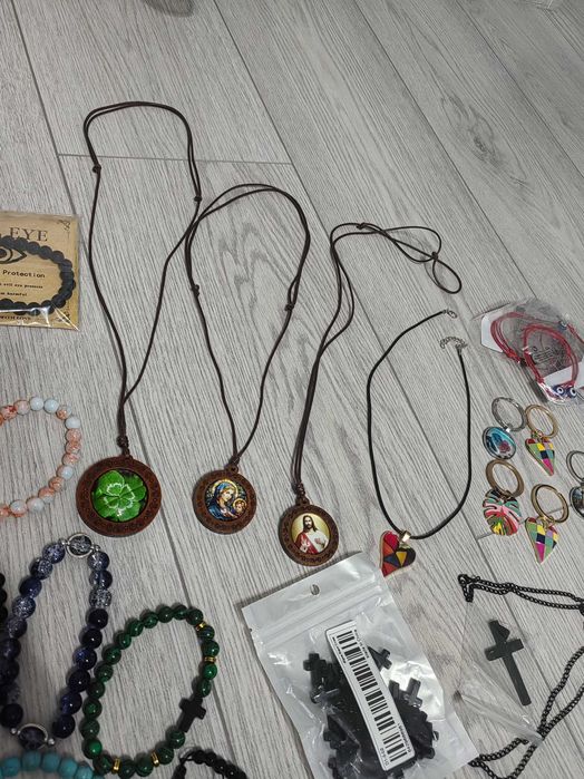 Подаръчета-гривни, ключодържатели, висулки