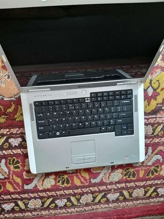 Leptop doar pentru piese  ( nu trimit prin curier sau poștă  )