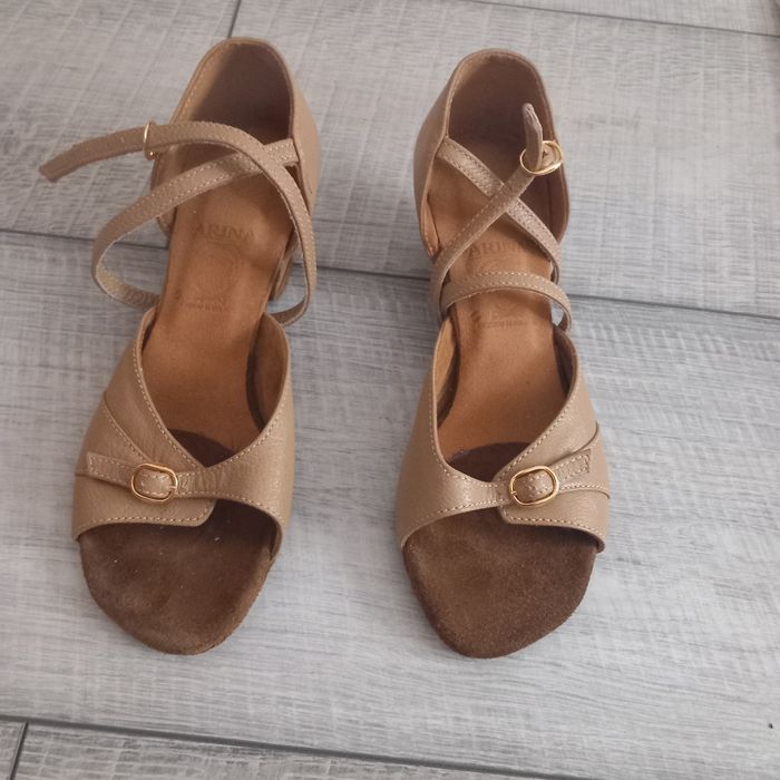 Vand  pantofi speciali pentru dans