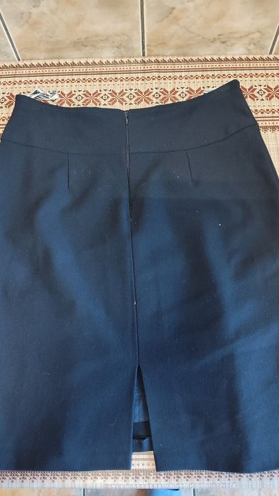 Fustă dreaptă deasupra genunchiului