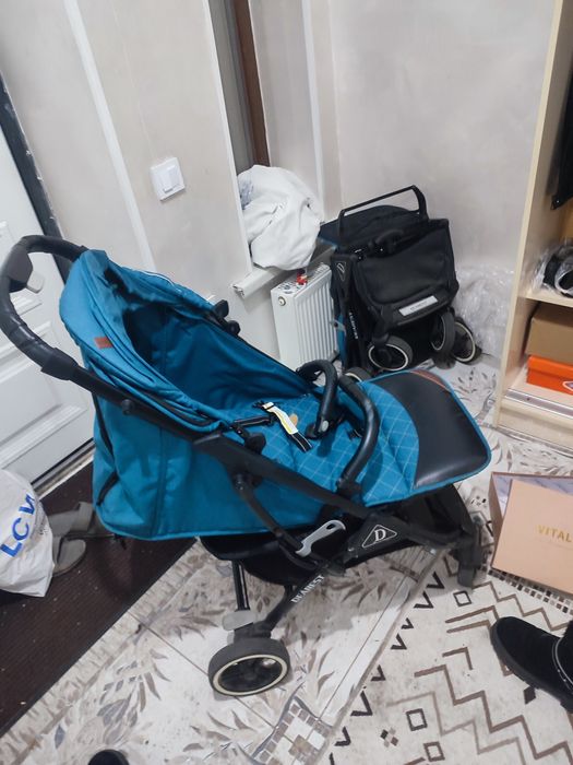 Продаю 2 коляски, 2 манежки и стульчик